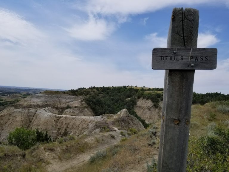 Sign post along the MDH trail indicating the Devil's Pass
