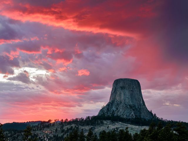 A beautiful scenery of Devils Tower rock formation with a pink